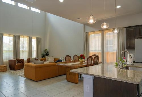 Manchaca House | Family Oasis - King Suize Suites - Near F1 and Wifi