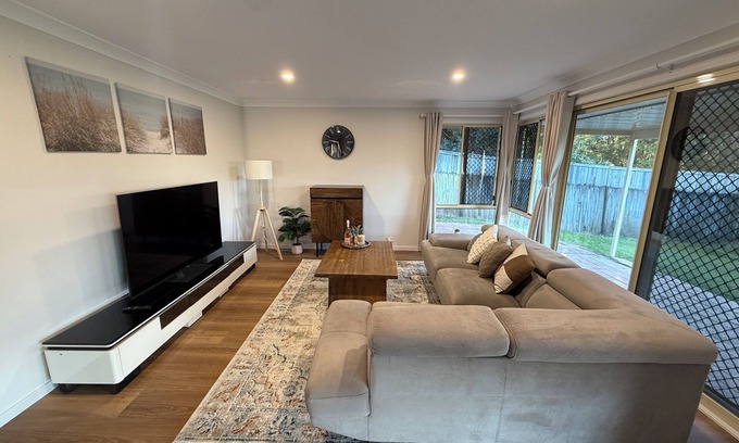 Kuraby House | Family & Pet-Friendly 4BR Home – Freshly Renovated near Transport & Malls