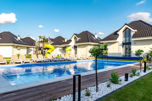 Ustka House | Family Resort Ustka - Domki dwupoziomowe z basenem