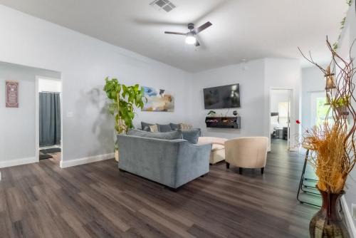 Westside House | Family Retreat Near NAS JAX and Orang Park Mall with Gameroom
