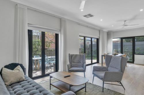 Parkside House | Family Retreat with Balcony and Courtyard