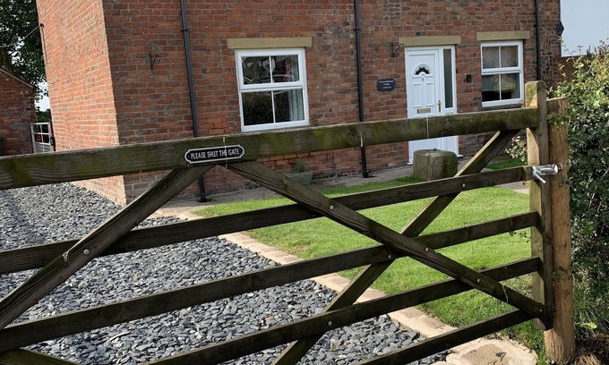 Wesham Cottage | Family-sized farm cottage/lovely views/private garden w/hot tub