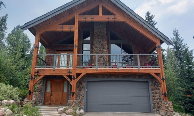 Golden Cabin | Family Ski-In/Out with Private Hot Tub, Sleeps 9n