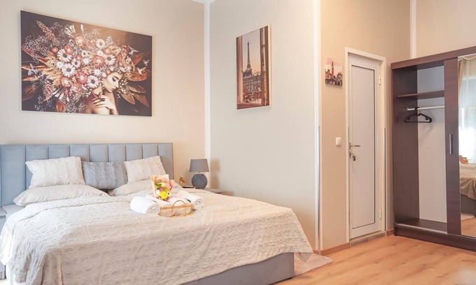 Selchow Apartment | Family suite with kitchen and bathroom