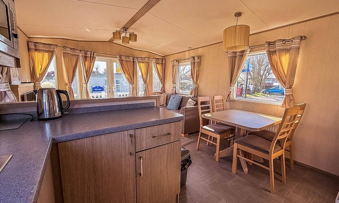 Hopton on Sea House | Fantastic caravan with decking at Haven Hopton Holiday Park ref 80069G