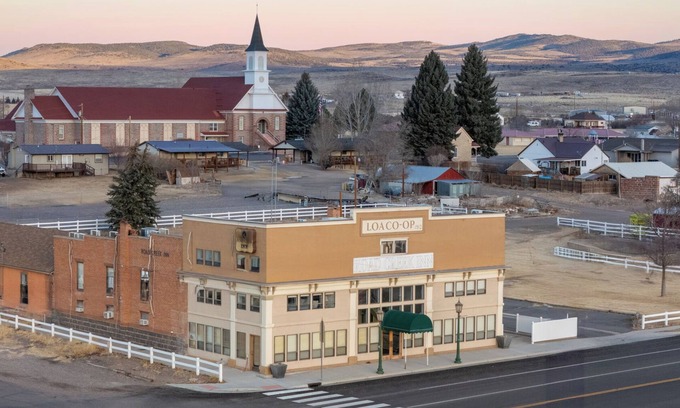 Loa House | Fantastic location for large groups or family reunion stays!