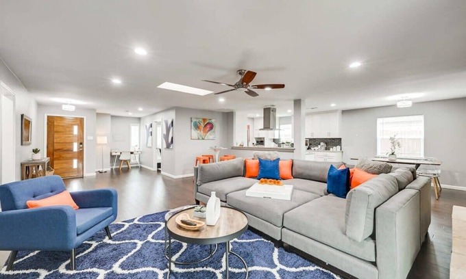 Northwest Dallas House | Fantastic Luxury 5BR Retreat with Hot Tub – Minutes from Downtown Dallas