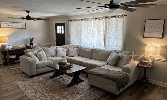 Summerville House | Fantastic Master’s Rental- 1 mile away!