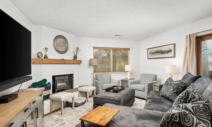 Coburg House | Fantastic Single Level Retreat, Pet Friendly, Fully Fenced Backyard, Hot Tub, Close to Everything