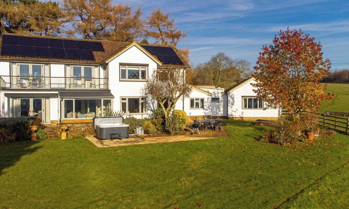 East Haddon House | Far Heath House - Scenic Hot Tub Stay