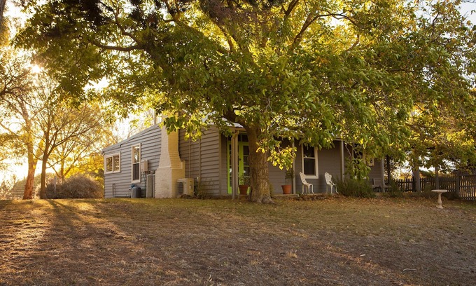 Kyneton House | FARM HOUSE - A RUSTIC, CHIC FARM HOUSE JUST MOMENTS FROM PIPER STREET