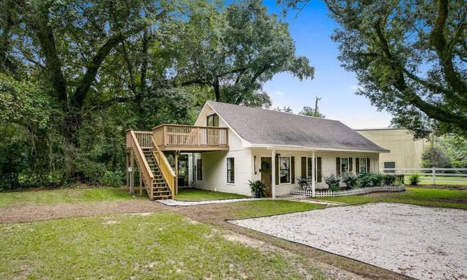 Brent House | Farm-style home next to PCC and PCA in central PNS