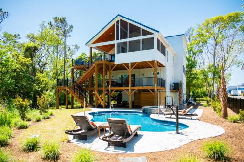 Long Beach House | Farmhouse at Turtle Creek by Oak Island Accommodations
