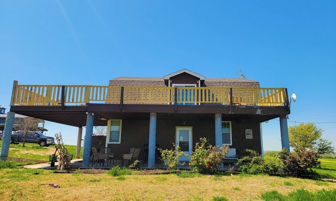 Cleburne Other | Farmhouse-style home with a balcony, gas grill, separate loft, W/D, and AC
