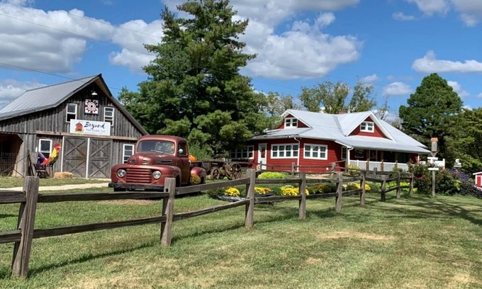 Tebbetts House | Farmhouse with lots of fun! Near Jefferson City, MO Sleeps 6!