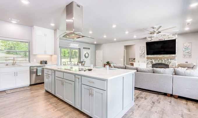 Farmington Villa | Farmington Villa: Pool, 5 Mi to Razorback Stadium