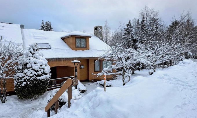 Bretton Woods Apartment | FC17 Stylishly renovated Forest Cottage walk to Bretton Woods ski trails wifi cable ping pong