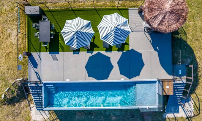 Willis Resort | Felices los 4 close to Lake Conroe! Heated Pool, Stocked Ponds, Cute Pygmy Goats