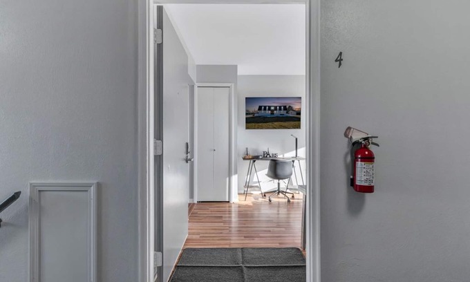 Lake Fenton Apartment | Fenton Flats- Parisian Place With On Site Hot Tub