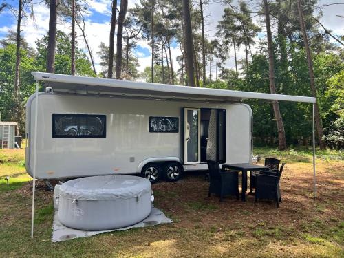 Luetow Apartment | Ferienhäuser Insel Usedom - Luxuswohnwagen 4 mit Whirlpool direkt am Achterwasser
