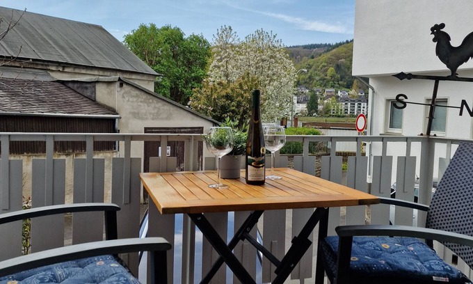 Filsen Apartment | Ferienhaus Steigrhein Apartment mit Balkon und Flussblick im Erdgeschoss