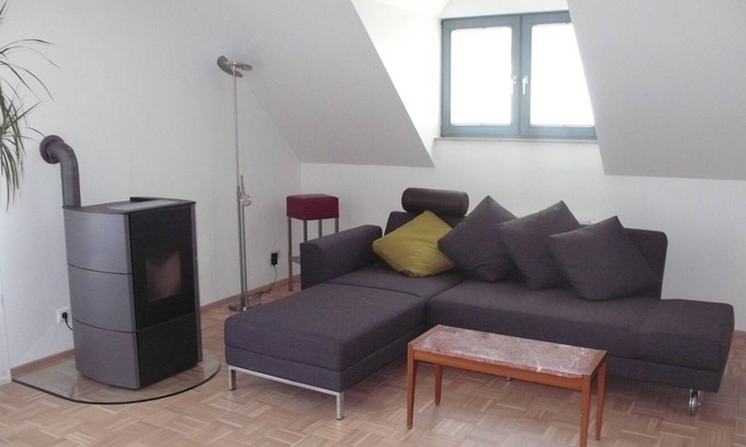 Altengronau Apartment | Ferienwohnung in Ehemaliger Bank, 100 qm, Schlafzimmer, Leseraum mit Bettcouch, Balkon, Max. für 3 Personen