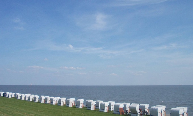 Nenndorf Apartment | Ferienwohnung Leuchtturm Rosina Kinderspieloase, Balkon mit Strandkorb, Garten, WLAN,