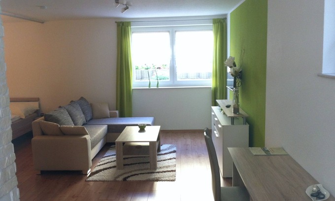 Dettingen an der Erms Apartment | Ferienwohnung mit 48qm, 1 Schlafzimmer, 1 Wohn-/Schlafraum, für maximal 2 Erwachsene + 1 Kind