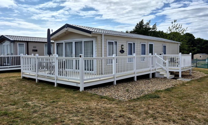 Hopton Cottage | FERNWOOD LODGE, pet friendly, with pool in Belton, Norfolk