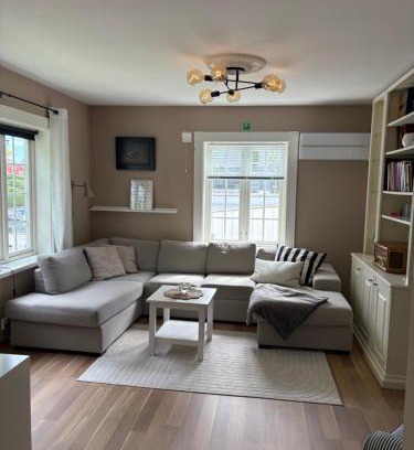 Arendal Apartment | Fin leilighet, sentralt og sjønært,med parkering