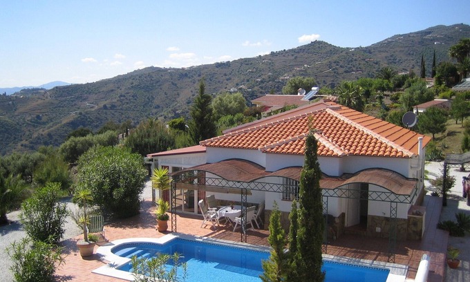 Sayalonga House | Finca with pool at the end of a cul-de-sac very quiet location