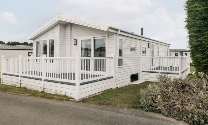 Cayton Bay Cabin | FINCH 49, family friendly, country holiday cottage in Cayton