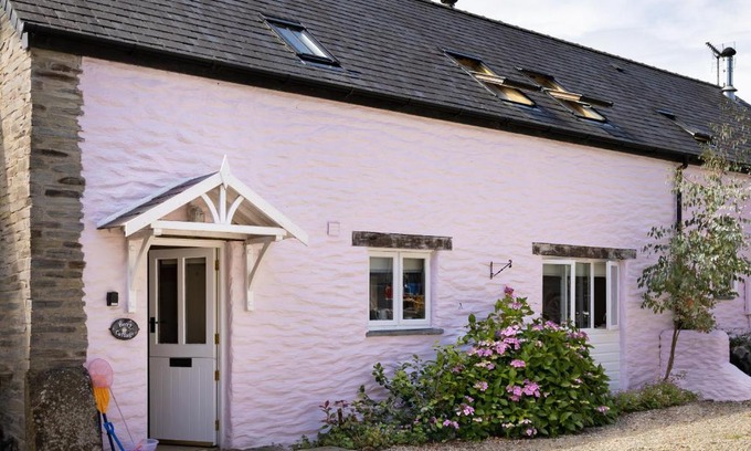 Eglwyswrw House | Finest Retreats - Berry Cottage - 4 Bedroom, Pet-Friendly Cottage Sleeping 8