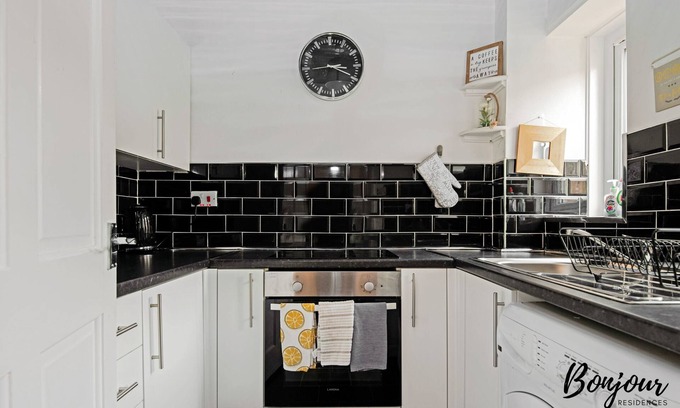 Glasgow Westend Apartment | ★ Finnieston ★ FREE Parking ★ Private Entrance & Patio ★