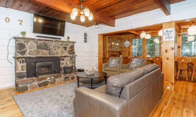 Huntsville Cottage | Fire Pit⭐️Hiking Trails⭐️Skiing⭐️Private Beach⭐️Hot Tub