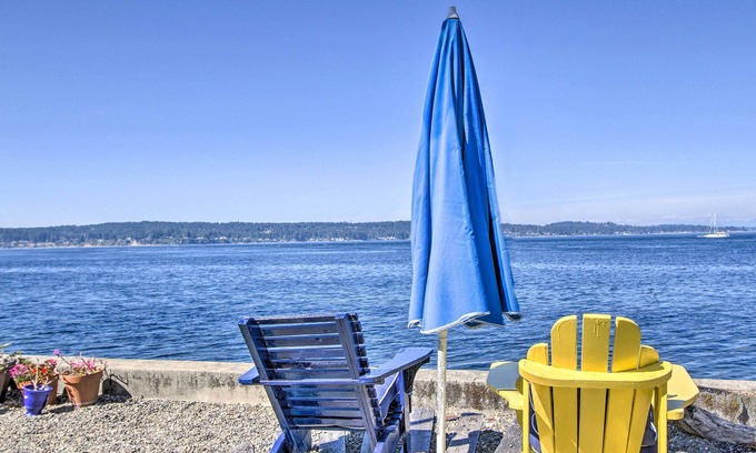 University Place Cottage | Fire Pit, Views & Beach Access: Waterfront Escape!