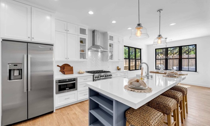 Kingsland House | Firefly: Luxury w/pool, boat slip, sports court