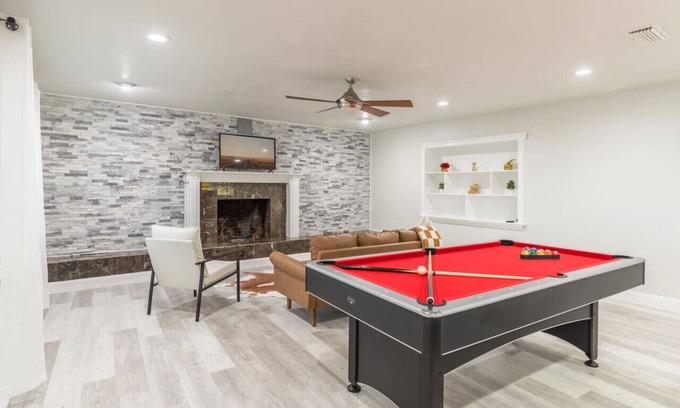 DeLand House | Firepit + Pool Table + Grill + 8mi to Blue Springs