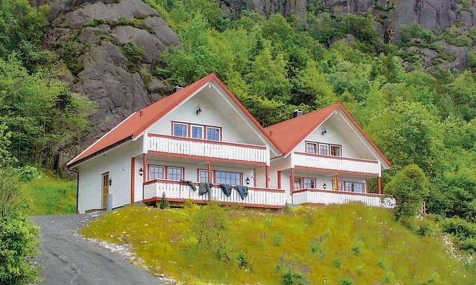 Sokndal House | First class cottage on large, sunny nature plot.