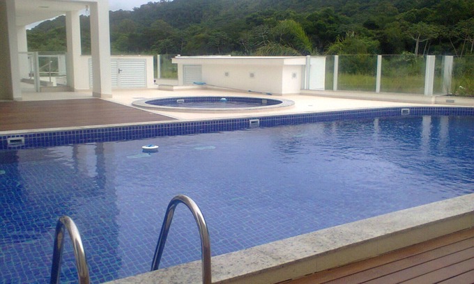 Ingleses Norte Apartment | FIT 2 QTOS, SUITE, POOL, BARBECUE. AIR CONDITIONING, NEAR THE SEA