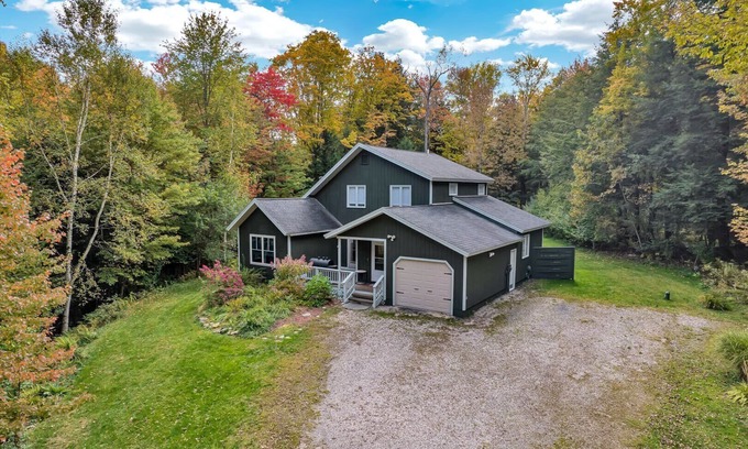 Quechee House | Fitness/GameRm Dog-Friendly - Cottage in the Woods