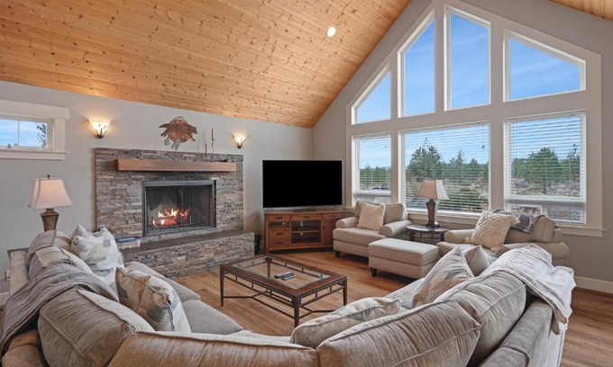Westbrook Meadows House | Five Peaks Home with Soaking Tub
