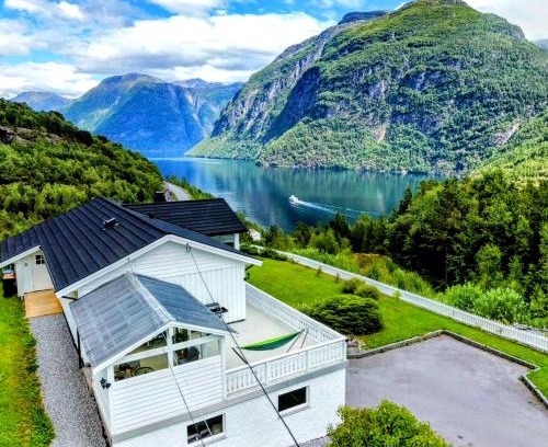 Hellesylt Apartment | Fjellhagen - Geirangerfjord view