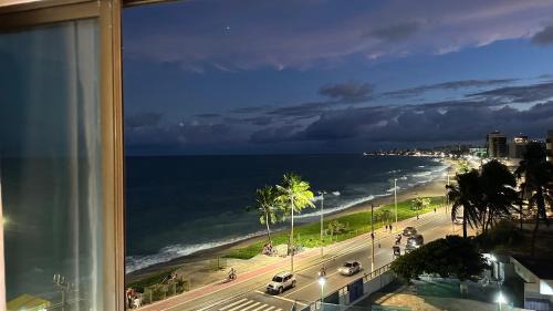 Cruz das Almas Apartment | Flat em Hotel de Luxo beira mar da grife Ritz suítes com vista ampla para todo o mar da cruz das almas, jatiúca e ponta verde, com toda estrutura de um hotel lindo e arrojado, academia, piscina e muito mais, venha viver essa experiência incrível!
