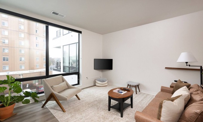 Lower East Side Apartment | Flexhome East Side Luxury 1BR Apt - Near Brady St with Balcony and Lounge