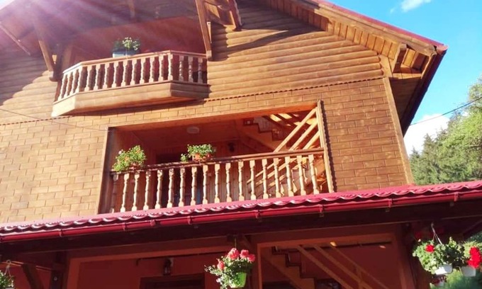 Albac House | Floare de colț