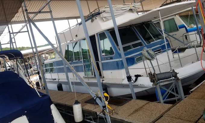 Graford Boat Rental | Floating Lakefront Apartment- Relax on vintage houseboat on Possum Kingdom Lake!