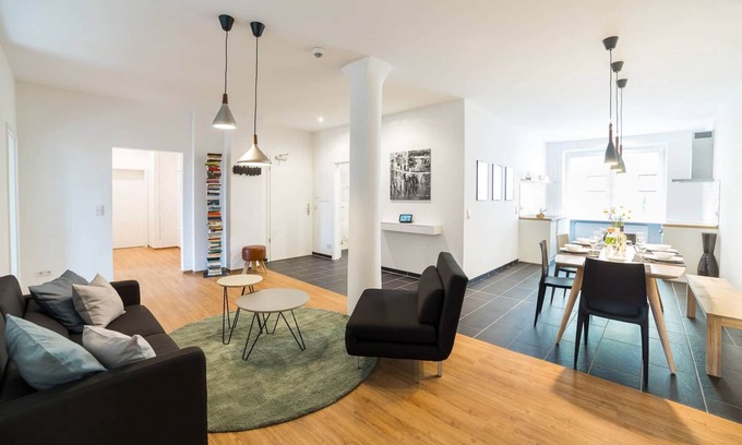 Moabit Apartment | Floor 2 (Apt. 4 + 5) 195 SQM & 5 BR/ENTIRE FLOOR: MAX 21 PERSONS