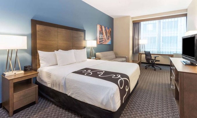 Downtown Chicago Hotel | Floor-to-Ceiling Window King Room with Downtown Skyline Views