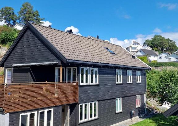Arendal Villa | Flott enebolig med 4 soverom, 2 bad. Solrik terrasse